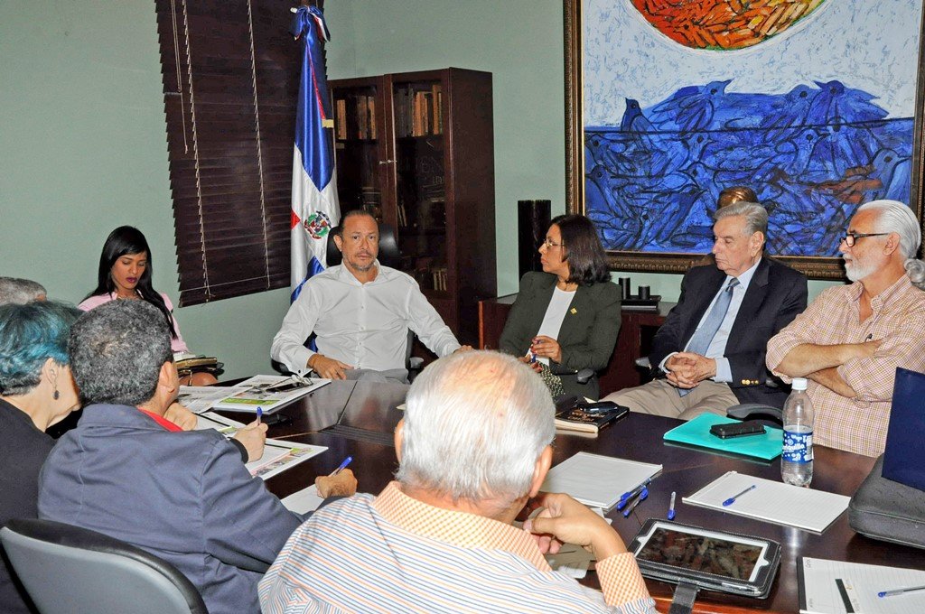 El ministro de Cultura, José Antonio Rodríguez, reunido con el equipo organizador de la XVIII Feria Internacional del Libro Santo Domingo 2015 (FILRD2015)